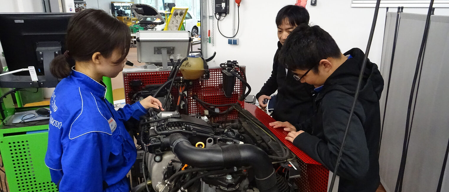 Japanische Azubis arbeiten in der Stader Kfz-Werkstatt. Japanische Azubis arbeiten in der Stader Kfz-Werkstatt.