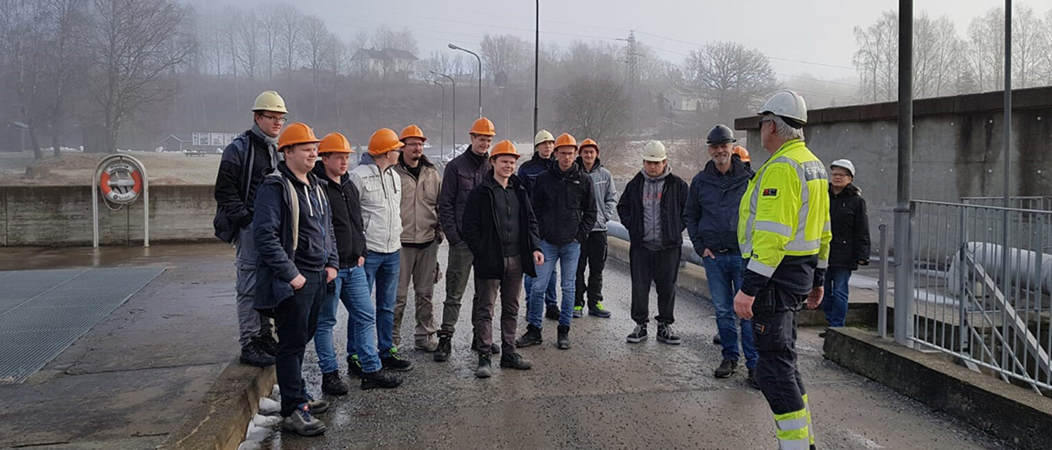 Während des Auslandpraktikums in Norwegen haben die Azubis die Kykkelsrud Kraftwerke besichtigt. 