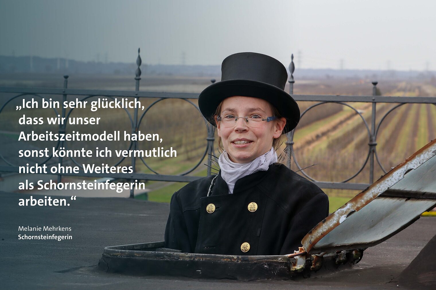 Schornsteinfegerin Melanie Mehrkens teilt sich mit ihrer Kollegin einen Arbeitsplatz. 