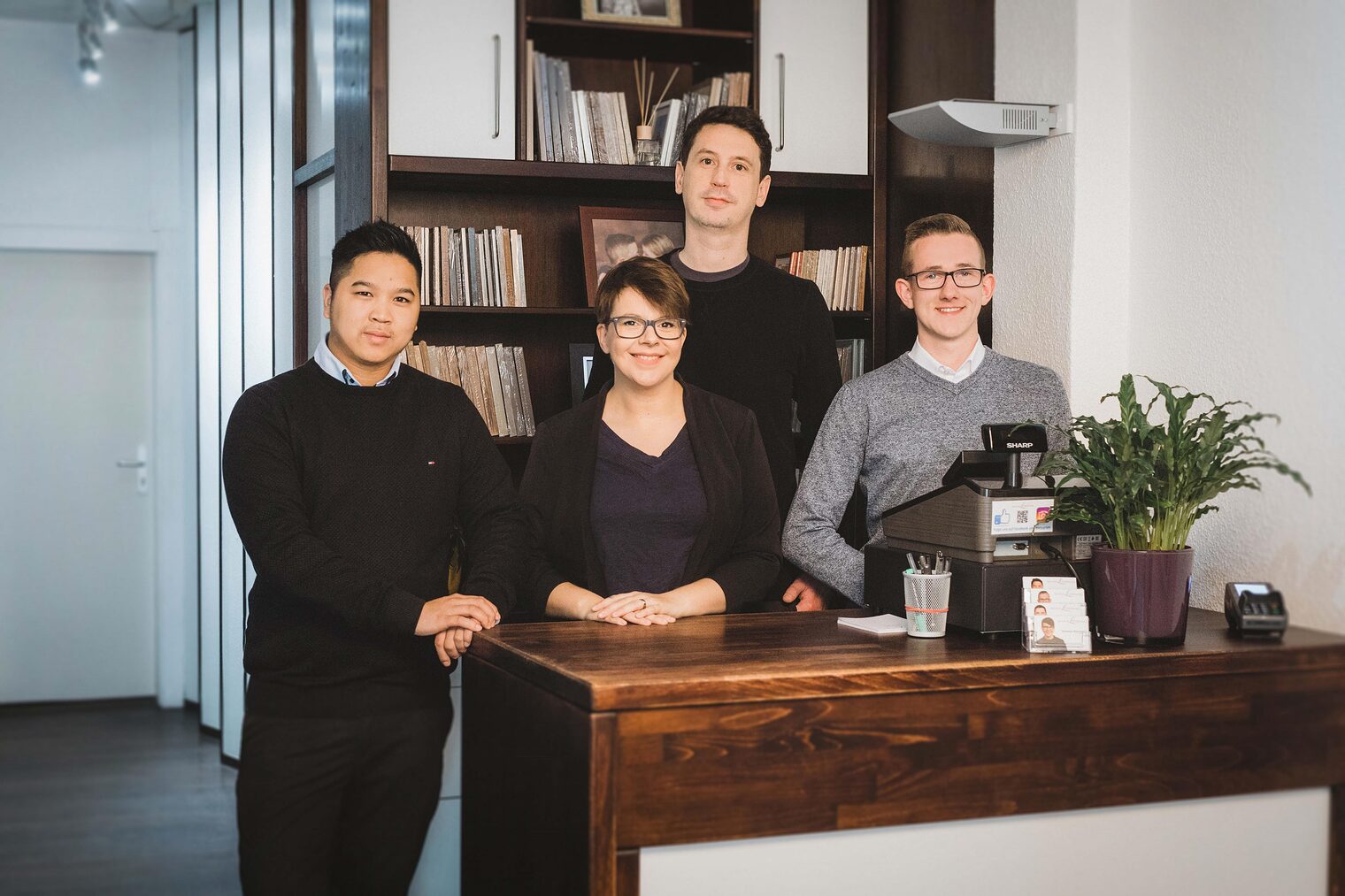 Verena Rocksen mit ihrem Team im Studio Lüdeking in Lüneburg. 