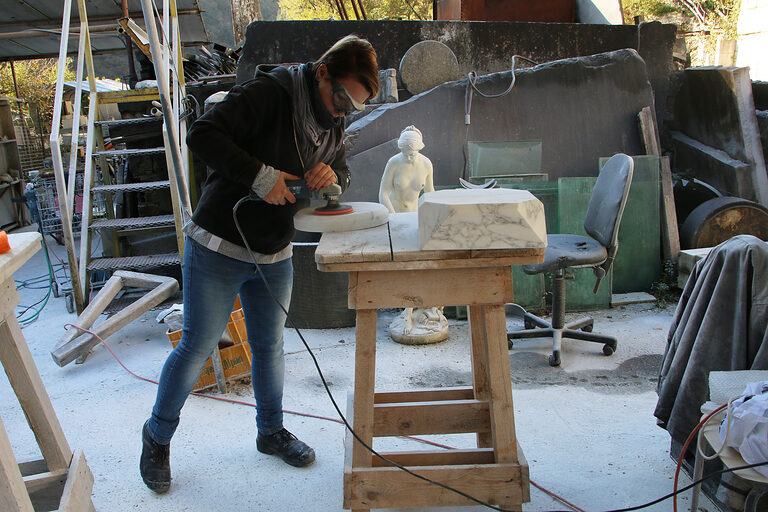 Steinmetzin in Carrara Italien