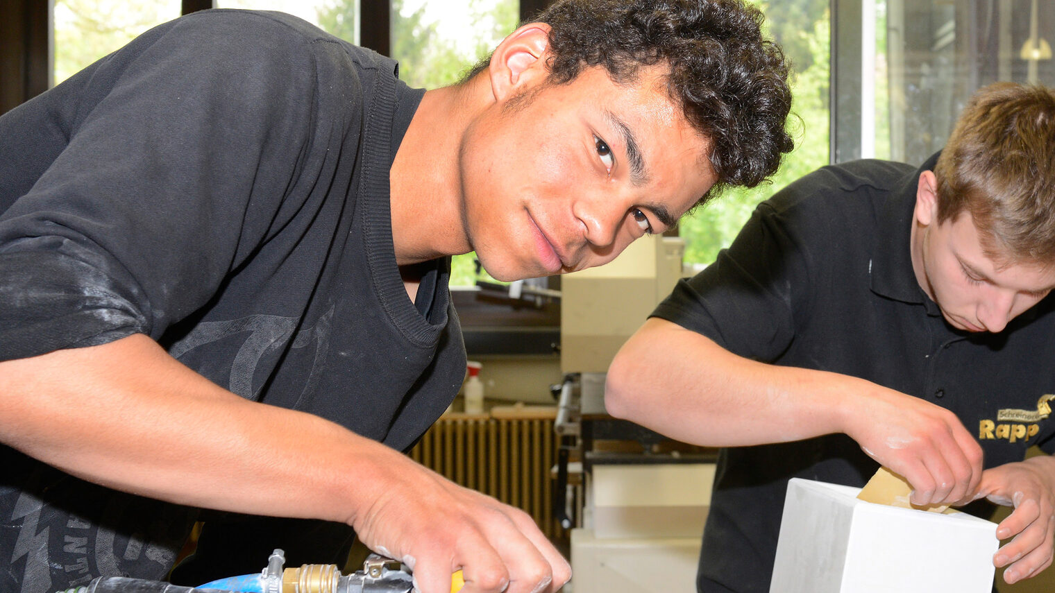 Migrant in Tischlerausbildung