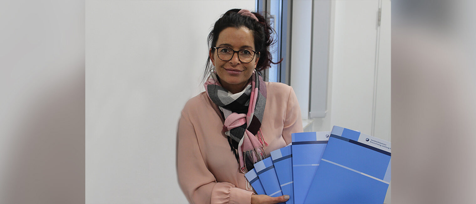Als Willkommenslotsin unterstützt Claudia Teller Betriebe bei der Integration von Geflüchteten. Als Willkommenslotsin unterstützt Claudia Teller Betriebe bei der Integration von Geflüchteten.