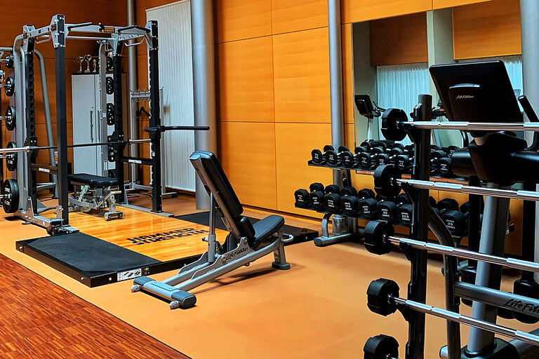 Moderner Fitnessraum im Gästehaus des TZH Lüneburg