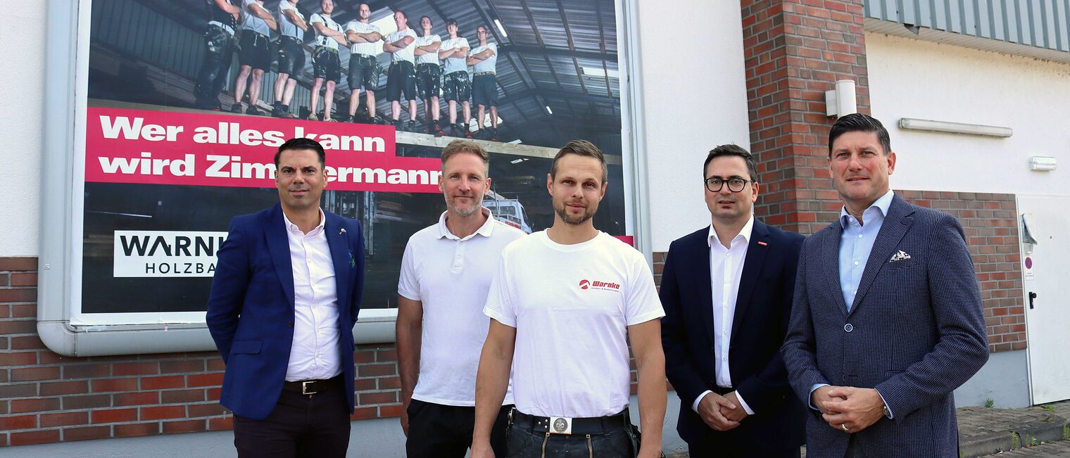 Markus Schrader, Regionaldirektor IKK classic, Christian Suhr, Signal Iduna, Philip Warnke, Jan Göldner, Geschäftsführer der Kreishandwerkerschaft Elbe-Weser, und Torsten Stock, Mewa-Textilsharing, vor dem Plakat