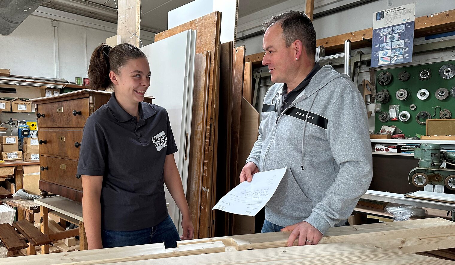 Tischlermeister Roland Hage mit Sophie Wehke