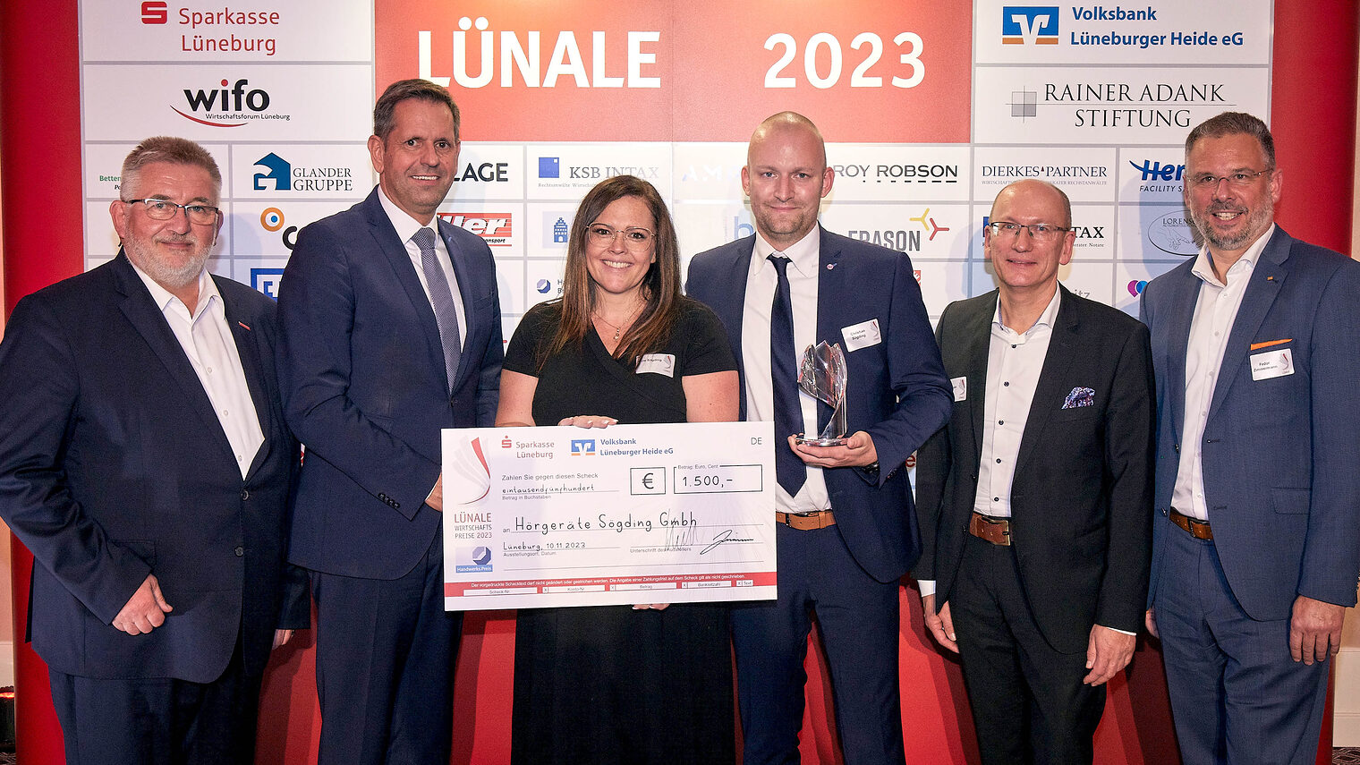 Von links: Detlef Bade (Präsident der Handwerkskammer), Olaf Lies (Wirtschaftsminister Niedersachsen), Anne und Christian Sögding (Hörgeräte Sögding GmbH), Jens Krause (Sparkasse Lüneburg), Fedor Zimmermann (Volksbank Lüneburger Heide eG)
