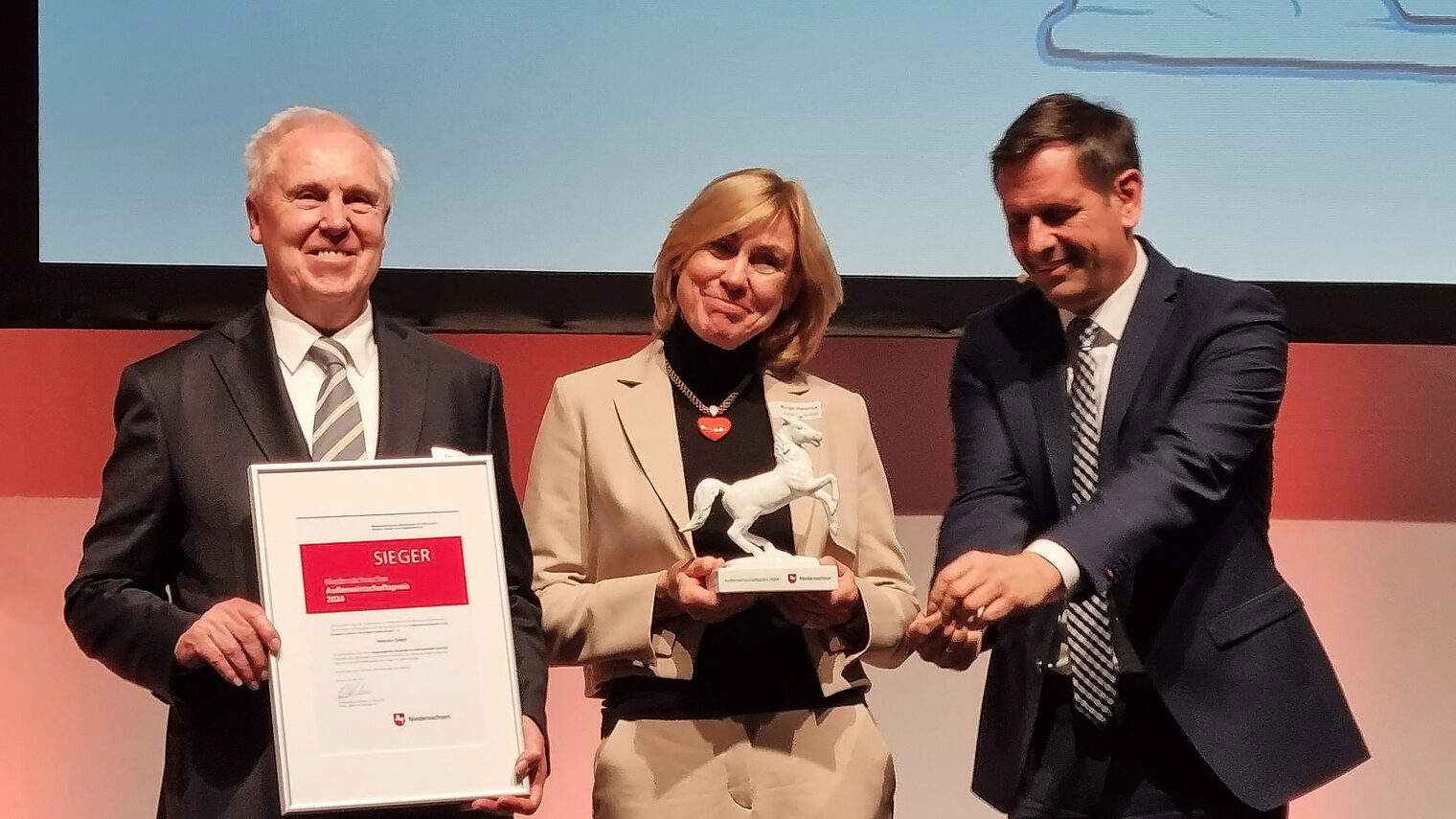 Peter Hatecke, Birgit Hatecke und Minister Olaf Lies (v.l.)