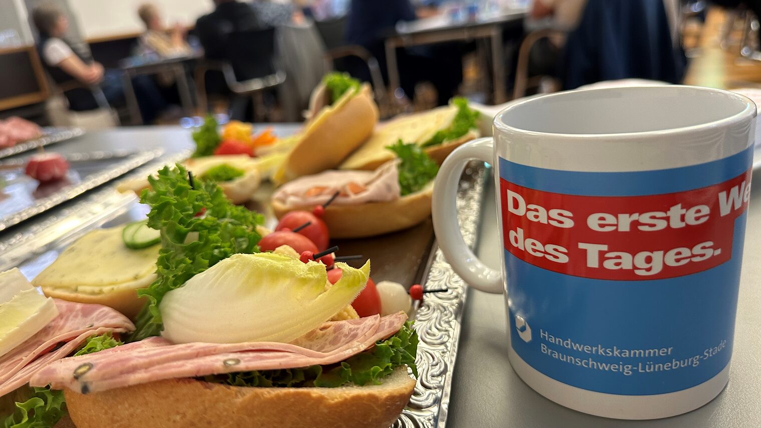 Belegte Brötchen mit Kaffeetasse