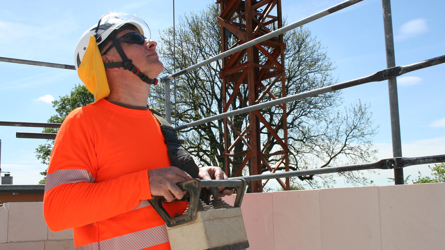 Symbolbild Bauarbeiter im Sommer auf der Baustelle
