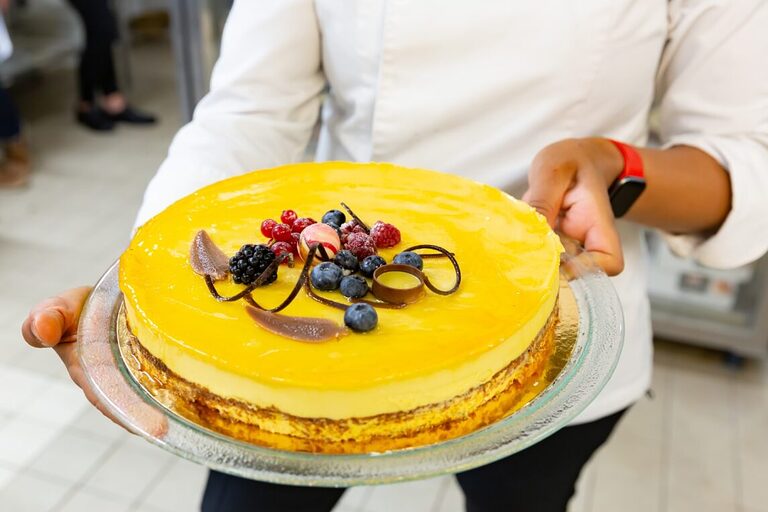 Torte mit Fruchtspiegel und frischen Früchten