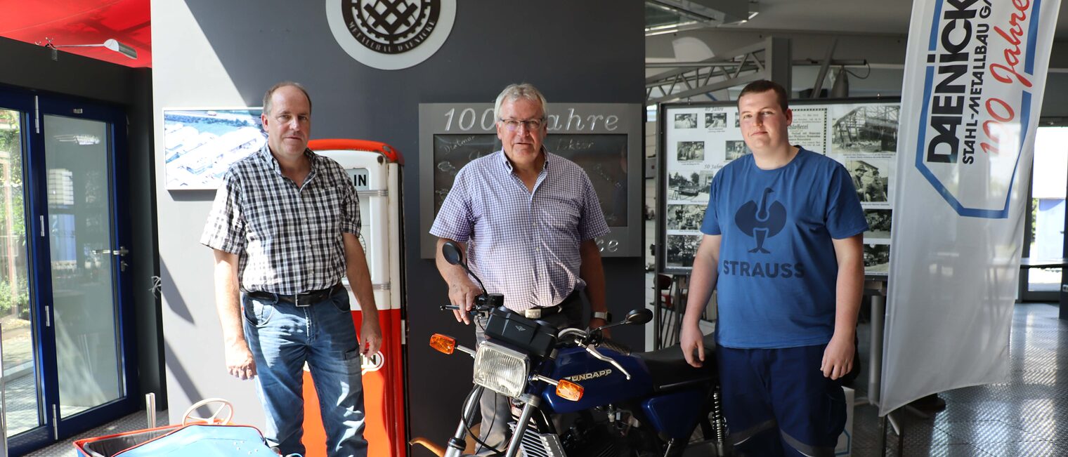 Daenicke Stahl-Metallbau: Eckart, Friedrich und Luca Daenicke (v.l.) mit Andenken aus 100 Jahren Firmengeschichte.