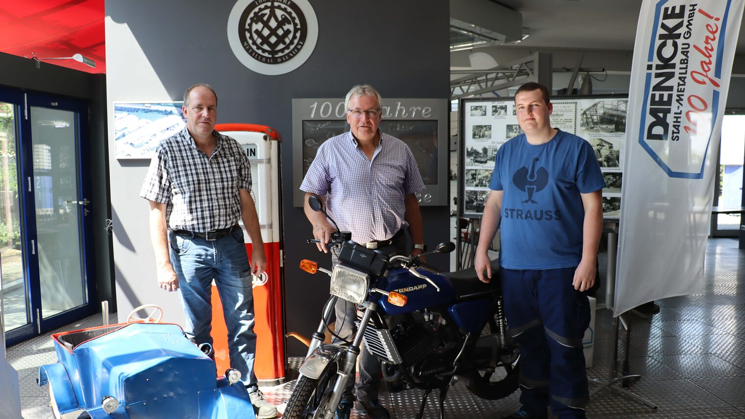 Daenicke Stahl-Metallbau: Eckart, Friedrich und Luca Daenicke (v.l.) mit Andenken aus 100 Jahren Firmengeschichte.