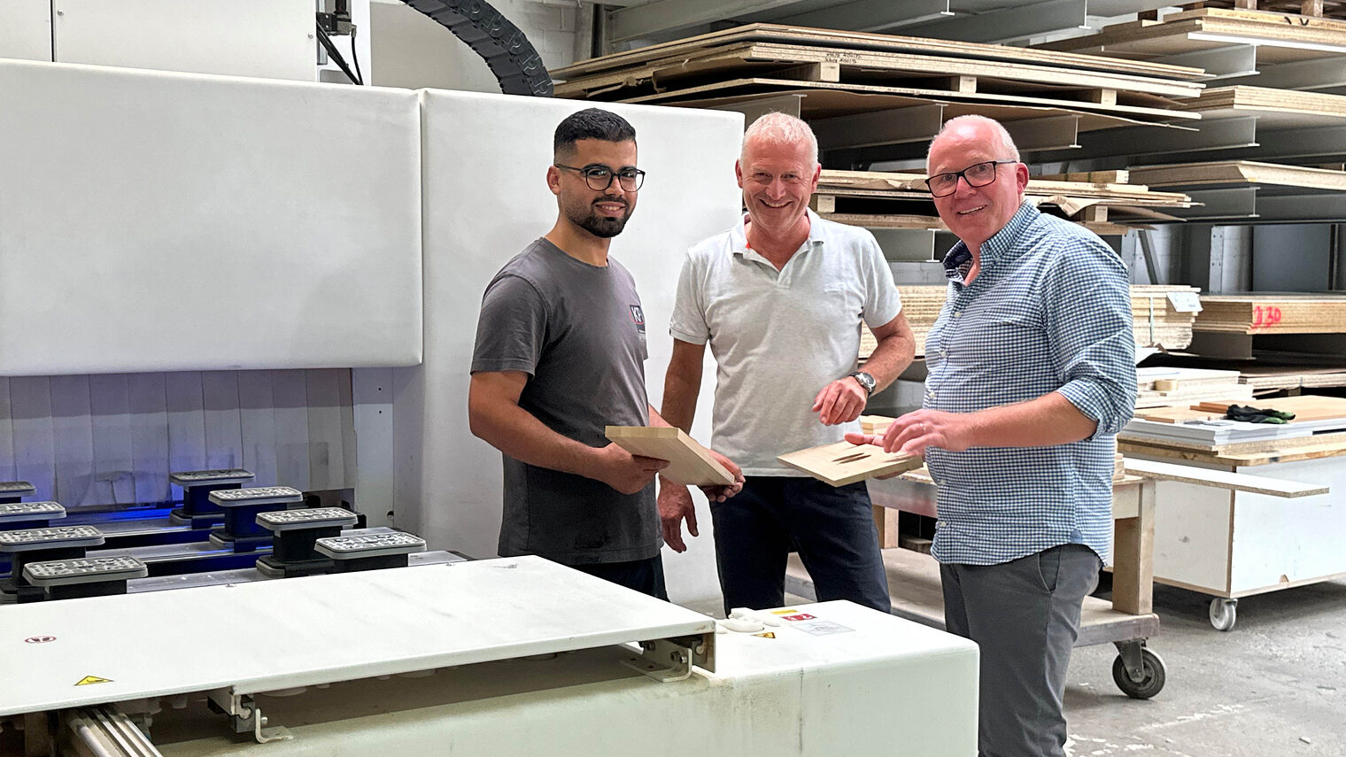 Ali Albari aus Syrien (v.links) absolviert seine Tischlerausbildung bei Matthias Lütje und Mario Körner.