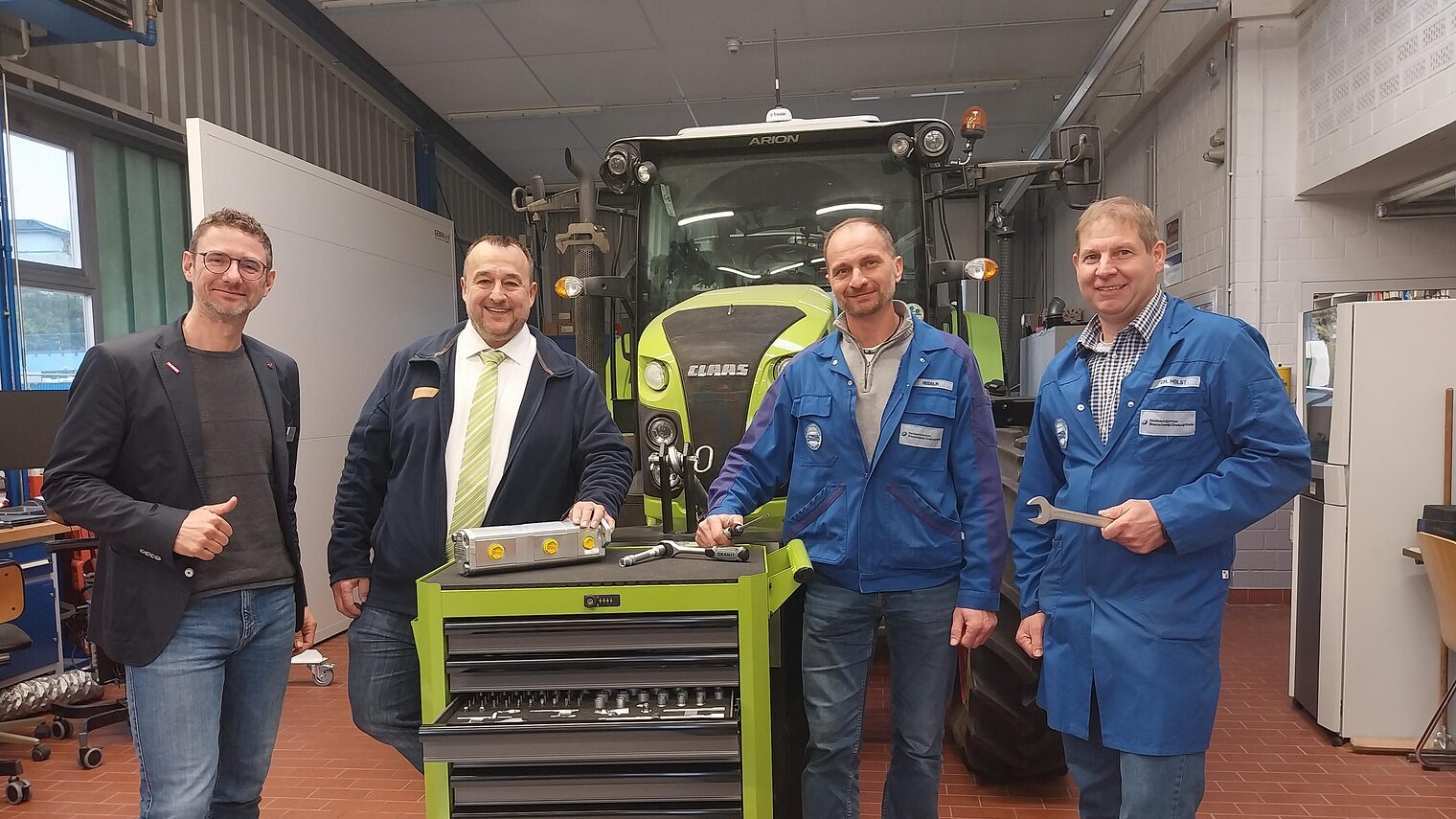 Ron Gensigk, Rainer Knabe, Vadim Heidelin und Christian Holst (v.l.) mit dem Werkzeugwagen.