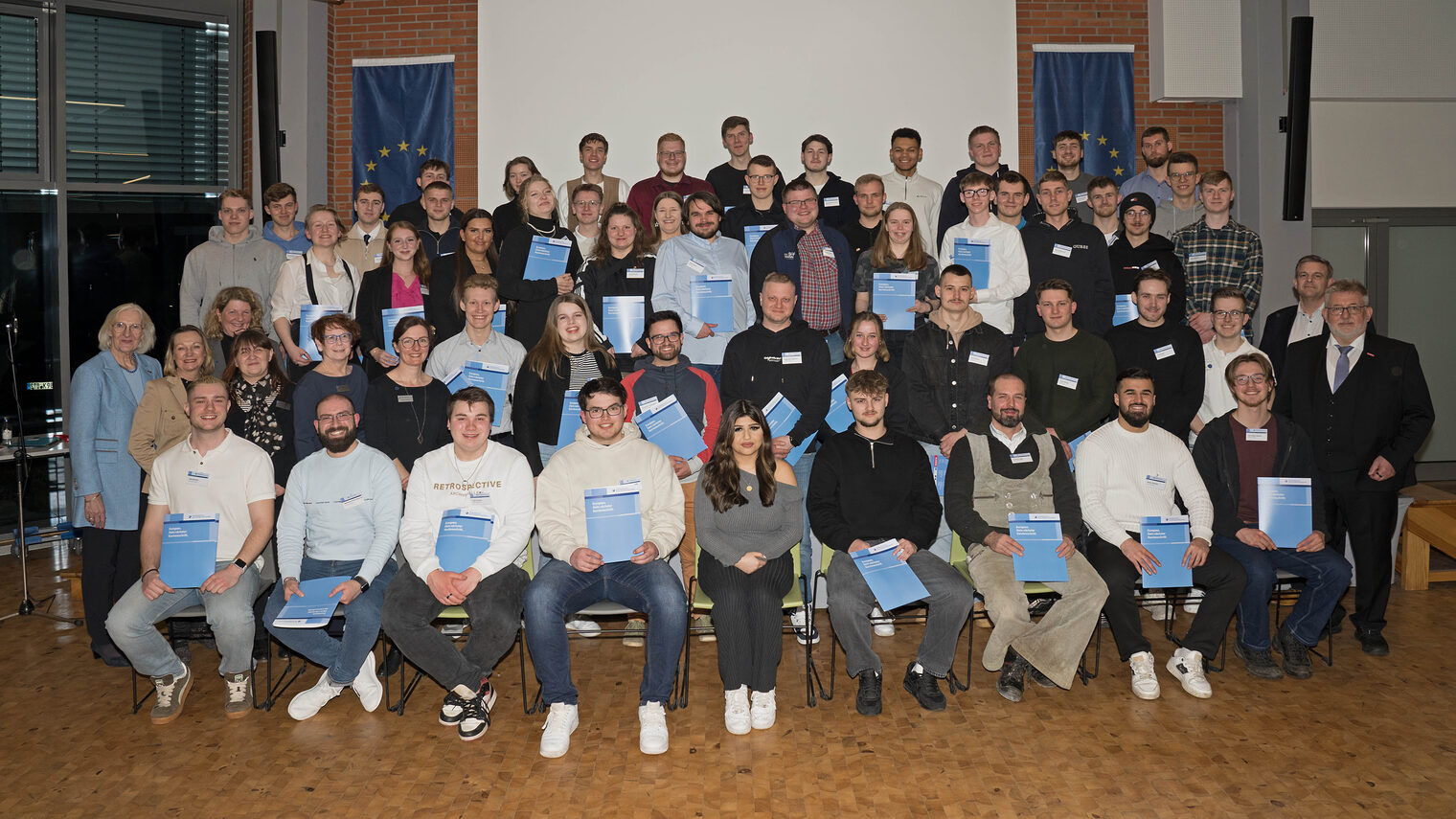 Gruppenbild: Azubis und junge Fachkräfte mit ihrem Europass-Zertifikat.