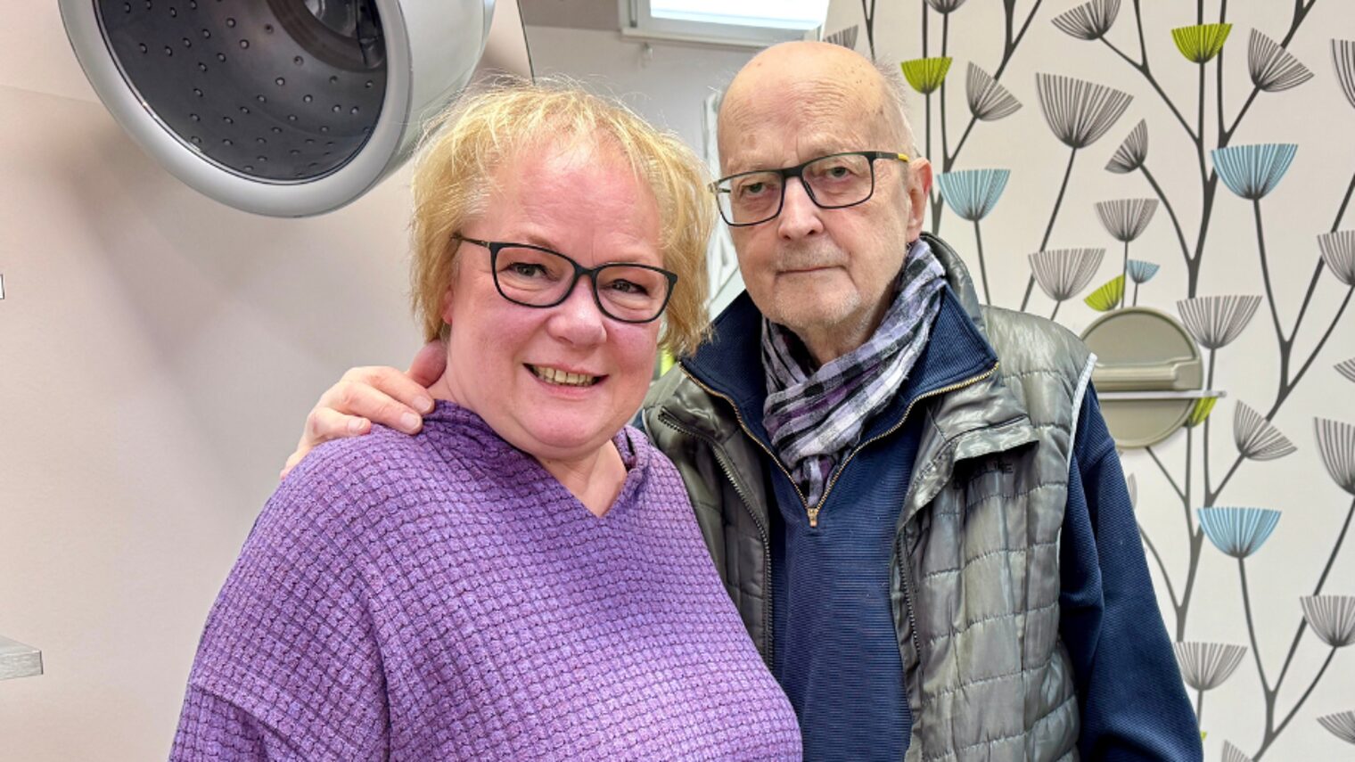Hans-Peter Rudolph mit Tochter Gaby Rudolph im Friseursalon.