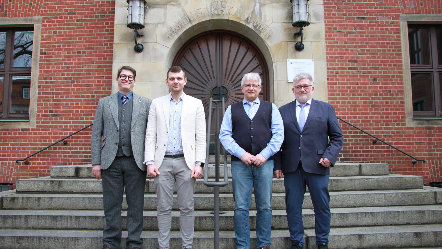 Magnus Werner (v. li.), Hendrik Dwornitzak und Bernd Dammann, wurden von Kammerpräsident Detlef Bade vereidigt.