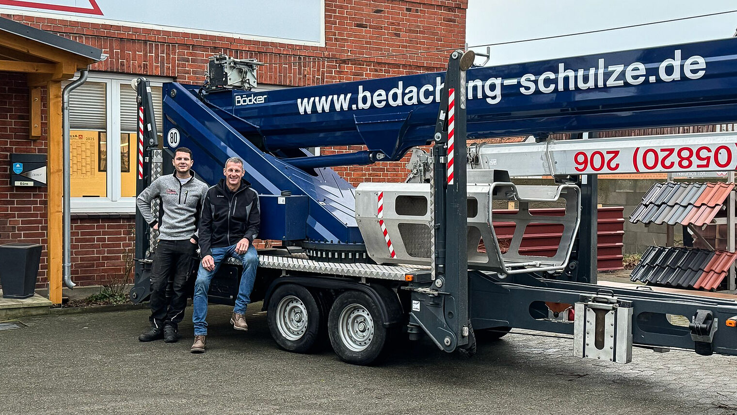 Bernd und Nikolas Schulze 2 auf dem Firmengelände von Bernd Schulze Bedachungs GmbH & Co. KG
