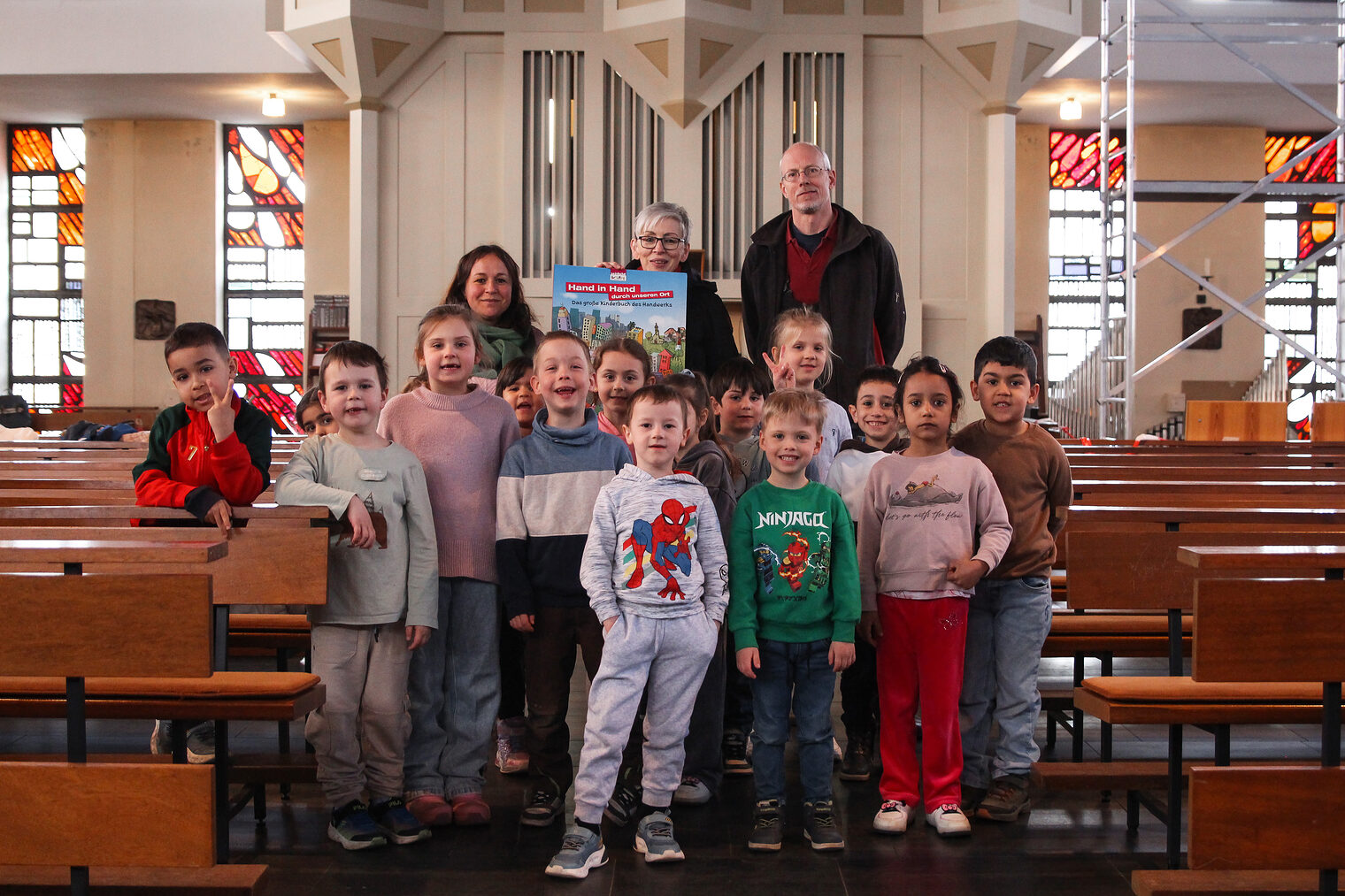 Gruppenbild: Kita-Kinder mit Orgelbauer Fay