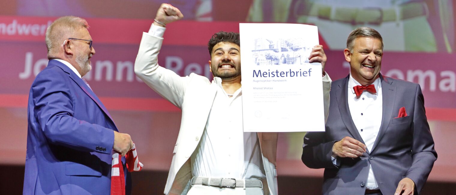 Ein Meister freut sich über seinen Schmuckmeisterbrief
