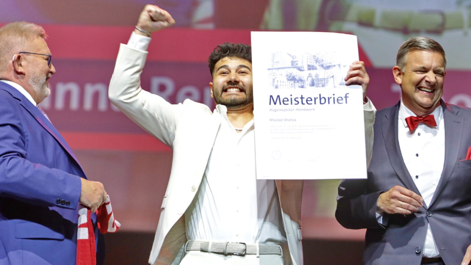 Ein Meister freut sich über seinen Schmuckmeisterbrief
