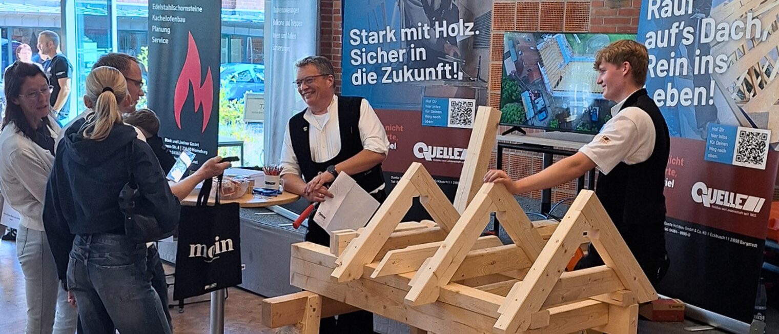 Jugendliche informieren sich bei der Ausbildungsmesse "Dein Talent — Deine Zukunft" über verschiedene Ausbildungsberufe.